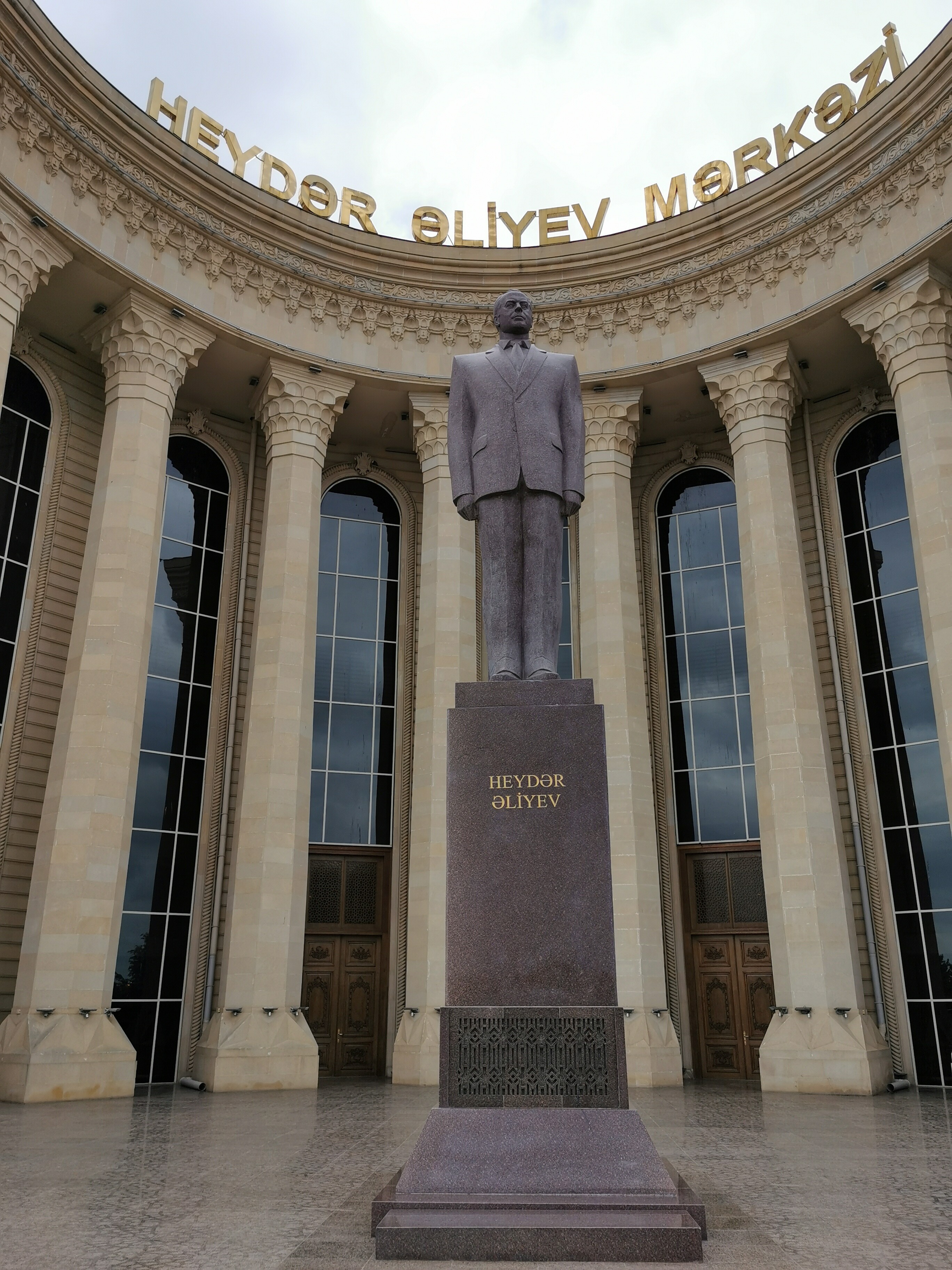 Pomnik Hejdara Alijewa, Gandża Pomnik Hejdara Alijewa przy centrum Hejdara Alijewa w parku Hejdara Alijewa w Gandży