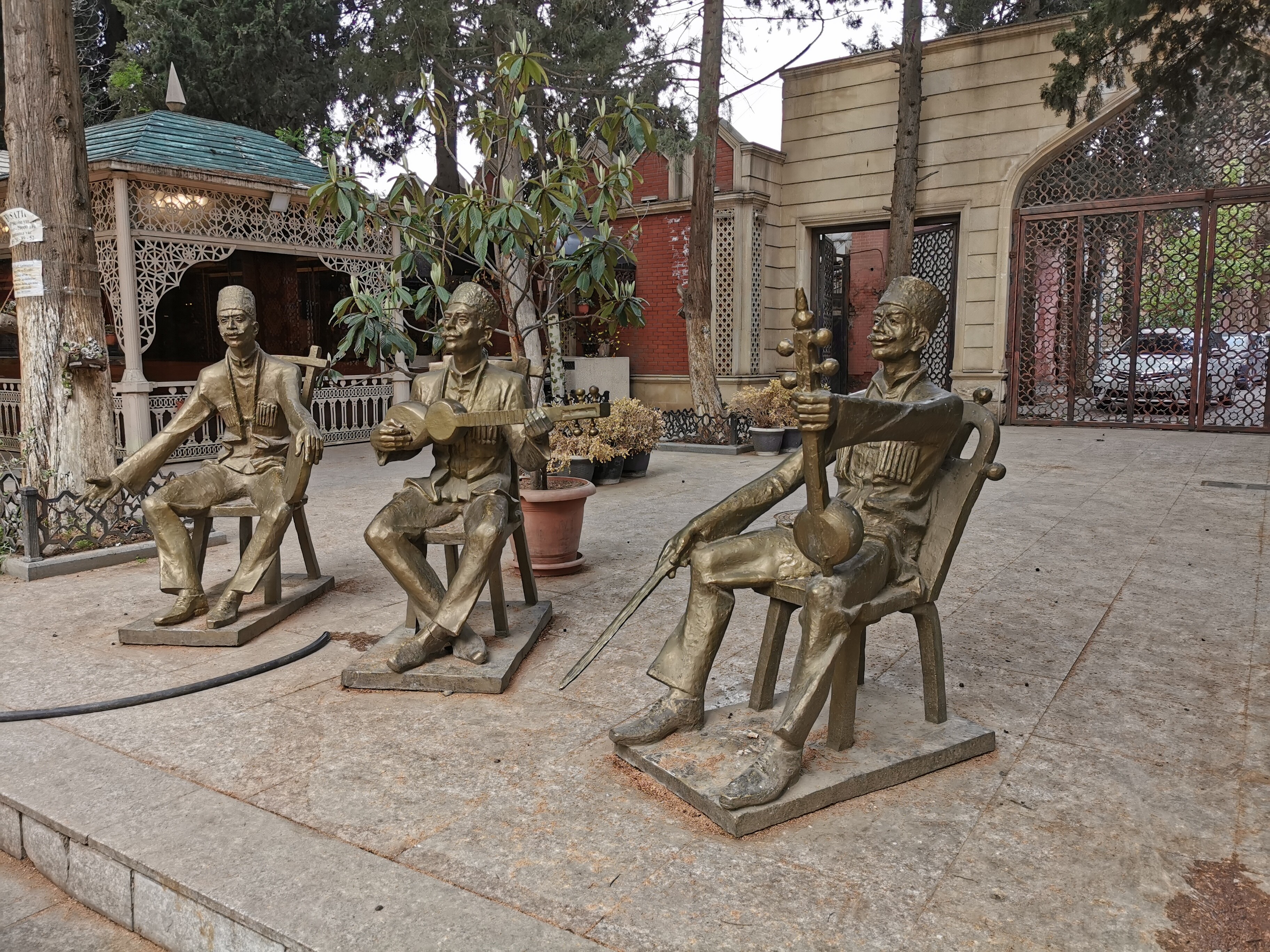 Rzeźby deptaku Javada Khana Rzeźby przedstawiające tradycyjnych azerskich grajków na deptaku Javada Khana