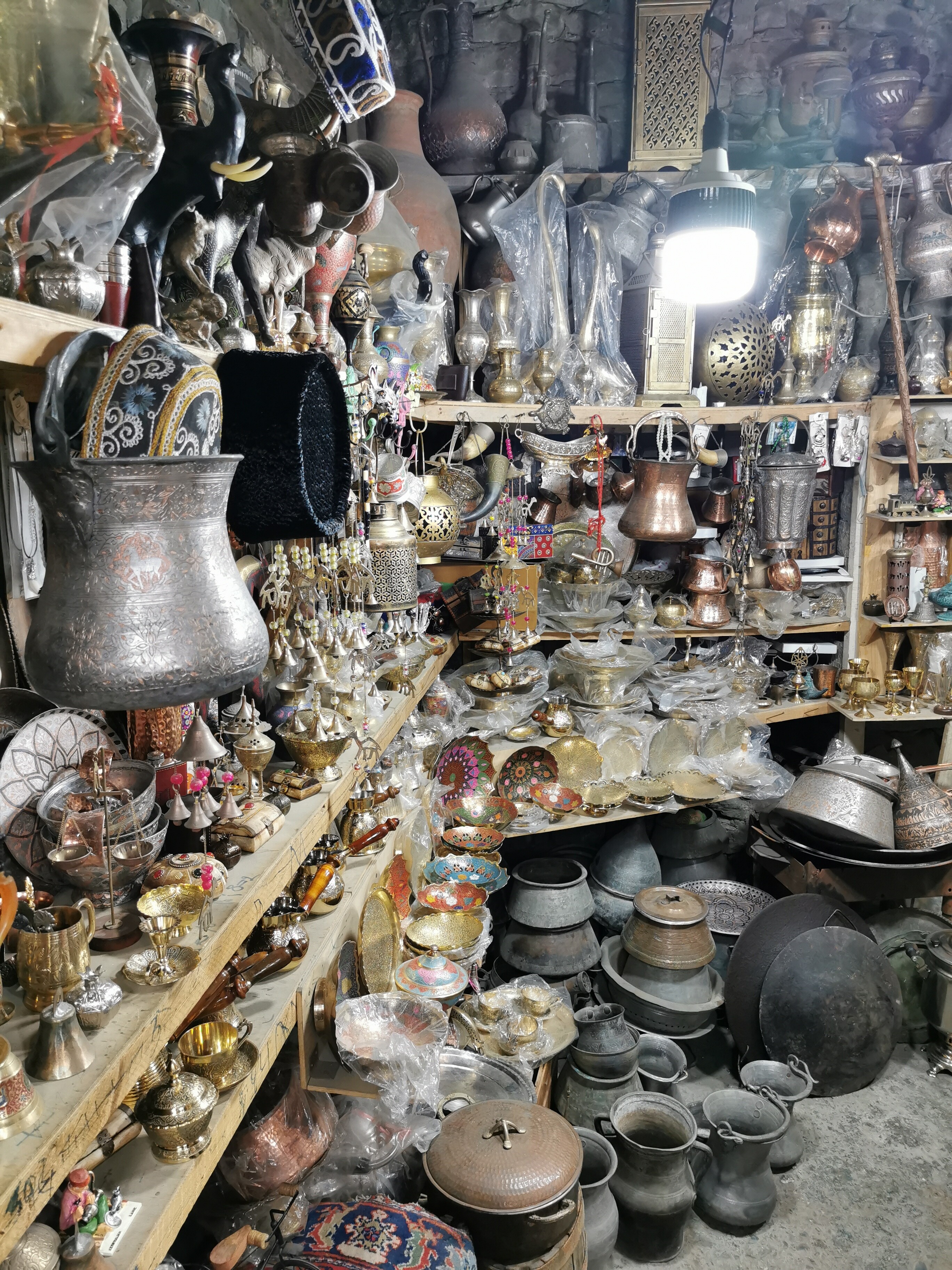 Lahic - wyroby miedziane Lahic - wnętrze sklepu z wyrobami miedzianymi